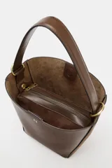 Bolso tipo saca con diseño estructurado, confeccionado en una combinación de cuero liso y gamuza en tono marrón. Cuenta con asa de hombro fija, cierre imantado y detalles metálicos en dorado.