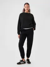 Buzo deportivo rojo de corte holgado y cuello redondo.