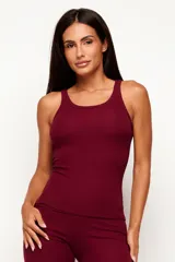 Musculosa de malla acanalada color bordó, de diseño minimalista con escote redondo y tiras anchas, confeccionada en viscosa y elastano con ajuste al cuerpo.