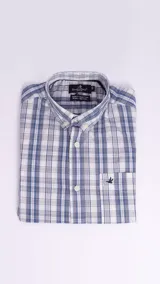 Camisa de manga larga Brooksfield con diseño de cuadros en tonos azules y blancos. Presenta cuello abotonado, cierre frontal con botones y un bolsillo en el pecho con el logo de la marca bordado.