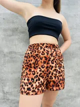 Short de tiro alto con estampado animal print y bolsillos laterales.