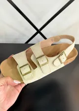 Sandalias color beige con doble tira sobre el empeine y hebillas doradas.