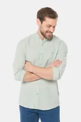 Camisa de lino color verde claro, con cuello mao, manga larga y botones personalizados.