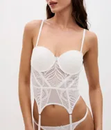 Corset blanco de encaje floral con varillas internas, copas con realce y tirantes ajustables. Incluye tirantes portaligas incorporados.