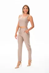 Pantalón de vestir color beige con bolsillos laterales y corte recto.