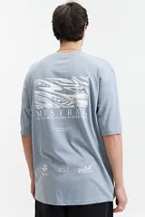 Remera marrón de manga corta con corte oversize y cuello redondo. Estampado en la espalda con diseño abstracto y texto.