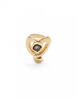 Anillo dorado con forma de corazón y cristal negro en el centro.