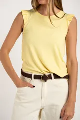 Musculosa amarilla de tejido acanalado con detalle de volados en los hombros.