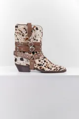 Bota corta de cuero con estampado animal print, puntera fina y correas de cuero marrón con hebillas metálicas.