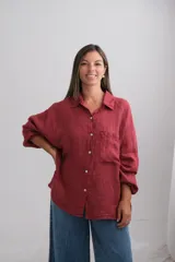 Camisa de lino italiano color bordó, de corte oversize y diseño holgado. Presenta cuello clásico, cierre frontal con botones, bolsillo aplicado en el pecho y mangas largas con puños elásticos.