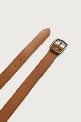 Cinturón de piel color marrón, con hebilla metálica rectangular de tono envejecido y pasador.