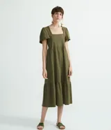 Vestido midi verde militar de algodón, con escote cuadrado, mangas cortas amplias y falda con volantes escalonados.