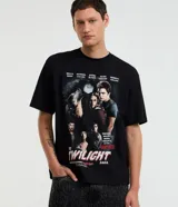 Remera negra de algodón con estampa gráfica de la saga de películas "The Twilight Saga", mostrando a los personajes principales (Bella Swan, Edward Cullen, Jacob Black, Alice Cullen, Emmett Cullen) y un lobo.