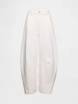 Jean de tiro alto con diseño tipo horseshoe, caracterizado por su corte curvo y holgado en las piernas. Presenta costuras horizontales en la zona de las rodillas y un tono off-white.