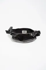 Bolso de hombro de tamaño pequeño con estructura blanda, confeccionado en material sintético con acabado brillante efecto charol. Presenta cierre de cremallera, asa ajustable con detalle de hebilla metálica y logo de la marca en la parte frontal.