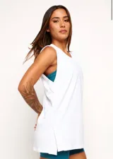 Musculosa de algodón con corte amplio, cuello redondo y sisas laterales amplias que permiten mayor libertad de movimiento.
