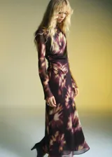 Vestido midi de manga larga acampanada, confeccionado en tejido de gasa con diseño tie-dye en tonos marrón y beige. Presenta cuello redondo, detalle fruncido en los hombros, fruncido lateral, diseño entallado y forro interior.