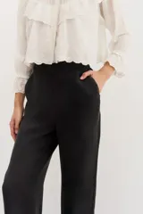 Pantalon sastrero de corte recto, con cierre frontal, boton y pretina. Cuenta con bolsillos laterales y traseros.