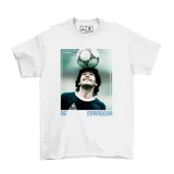 Remera blanca de manga corta con estampa fotográfica central de Diego Maradona dominando una pelota, con el texto '86' y 'Maradona' en la parte inferior.