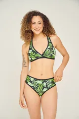 Corpiño de bikini triangular con estampado de hojas en tonos azules y contorno en color verde agua.