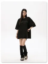 Remera de manga corta color negro, confeccionada en tela tipo gamuza suave, con bordado frontal que incluye el texto "Health Exercise" y "PAINS".