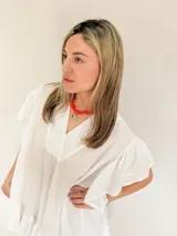 Vestido blanco de corte suelto, con escote en V y mangas cortas con detalles bordados.