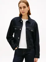 Campera de denim oscura Tommy Hilfiger confeccionada en mezcla de algodón y Tencel Lyocell, con cierre frontal de botones metálicos, bolsillos con solapa en el pecho y costuras en contraste.