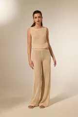 Pantalón largo de tejido en red con lentejuelas, color beige, de tiro bajo y corte holgado.