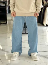 Pantalón de jean de corte super baggy, tiro medio y diseño holgado en color azul con efecto lavado.