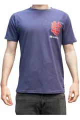 Remera Ecko Unltd. color azul con estampa en el pecho de diseño oriental en color rojo y blanco, y moldería clásica.