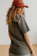 Remera de algodón orgánico color verde militar desgastado, con estampado frontal del logo de la lengua de los Rolling Stones y texto alusivo a la gira "Voodoo Lounge".