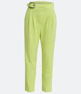 Pantalón zanahoria color verde lima, de crepé con cintura alta, detalle de aro en la cintura y pliegues delanteros.