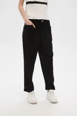 Pantalón slouchy color marrón, de tiro alto, con cintura elástica y botón frontal. Incluye bolsillos laterales y costuras decorativas en la parte delantera.