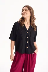 Camisa de lino negra de manga corta, con cuello en V, bolsillos frontales con solapa y botones de madera.
