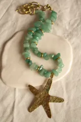 Collar con cuentas de piedra verde y dije de estrella de mar de bronce.