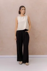 Pantalón amplio de pierna recta color negro, confeccionado en tela liviana con caída fluida. Cuenta con cintura elastizada, cordón regulable en contraste y bolsillos laterales.