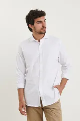 Camisa blanca de vestir, de corte clásico y manga larga.