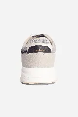 Zapatillas casuales color gris claro con detalles en gris oscuro y blanco. Confeccionadas en cuero y nylon, con suela de goma y logo en grifa de cuero.