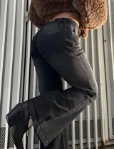 Pantalón de jean tipo oxford de tiro bajo, confeccionado en denim rígido color negro con lavado gastado.