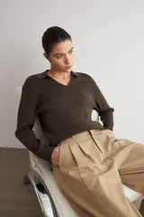 Sweater marrón chocolate de punto con cuello polo y escote en V, de manga larga y calce clásico.