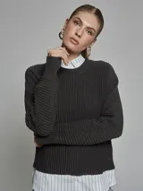 Sweater gris de tejido acanalado con textura, corte relajado, cuello redondo y mangas largas con abertura.