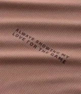 Remera deportiva de corte regular, confeccionada en tejido con tecnología Dry que facilita la evaporación del sudor. Presenta cuello redondo, mangas cortas y una estampa lettering texturizada en el pecho.