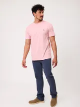 Remera de manga corta color azul, con cuello redondo y diseño clásico, confeccionada con un pequeño logo bordado en el pecho.