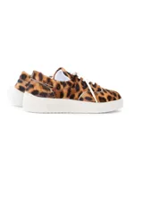 Championes estilo zapatillas urbanas con capellada de cuero pelo con estampado animal print tipo leopardo, cordones blancos y suela de goma blanca.