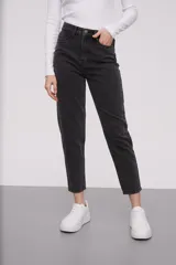 Pantalón jean gris oscuro de corte mom fit y tiro alto, con diseño liso, trabillas para cinto y bolsillos clásicos.