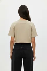 Remera de algodón, manga corta y cuello redondo, con estampado frontal en colores vibrantes.