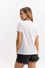 Remera básica de manga corta y cuello redondo, color lila, de corte regular y diseño liso.
