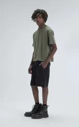 Remera de manga corta y cuello redondo, color verde militar, con calce boxy fit, caracterizada por ser ligeramente más corta y tener mangas amplias.