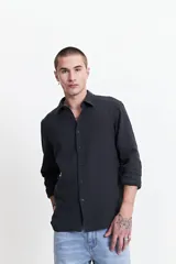 Camisa de manga larga Mistral con diseño de rayas verticales en tonos beige y gris. Presenta una textura tipo waffle, cuello clásico y cierre frontal con botones.