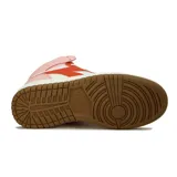 Zapatillas urbanas de caña alta Diadora, combinando colores blanco, rosa pálido y naranja coral. Presentan cordones blancos y suela de goma color caramelo.